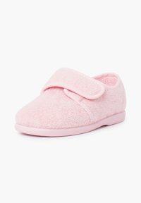 Zapatilla de tela rosa con una correa de velcro, textura suave de rizo, forma redondeada y una plantilla acolchada, que presenta una suela de goma flexible.