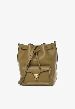Sac seau en cuir vert olive avec poche à rabat avant, fermoir doré, fermeture à cordon et bandoulière réglable.