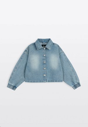 Jasnoniebieska kurtka jeansowa z przodu na guziki, z długimi bufkami na rękawach, elastycznymi mankietami i zaostrzonym kołnierzem, rozłożona płasko na białym tle.