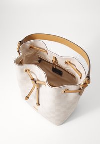 Bätskasse i ljusbeige, med ett rutmönster, bruna läderdetaljer, dragsko-stängning och en zippered inre ficka.