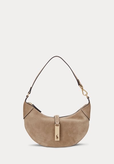 Béžová semišová kabelka v tvare polmesiaca s krátkym popruhom, zlatým kovovým kovaním a centrálnym zapínaním s logom koňa a jazdca.