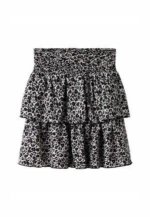 Gonna a stampa leopardata con vita arricciata, strati di volant e un bordo scallop nero. I colori includono beige, nero e rosa tenue.
