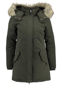 Olivgrön parka-jacka i slitstarkt tyg, med huva kantad med konstgjord päls, två sidofickor och dragkedja fram.