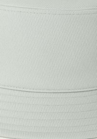 Pouf contenitore grigio chiaro con superficie in tessuto strutturato, caratterizzato da una forma cilindrica e dettagli di cuciture orizzontali.