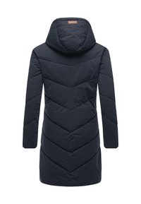 Tamsiai mėlyna pūsta striukė su chevron formos siuvinejimo raštu, gobtuvu ir ilgomis rankovėmis. Ant viršutinės nugaros dalies yra logotipo pleistro detalė.