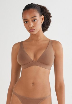 Bruine stoffen bralette met een V-halslijn, dikke bandjes en een zachte textuur. Eenvoudig ontwerp zonder extra versieringen.