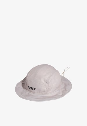 Sombrero tipo cubo beige hecho de tela ligera. Cuenta con secciones de malla transpirable y un cordón para un ajuste seguro. Logo "TERREX" en negro.