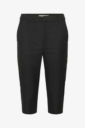 Mustad musta värvi lühišorts, mis on valmistatud siledast kangast, millel on lamedad eesosad, vöökoht, ja põlve pikkus koos küljetaskutega.