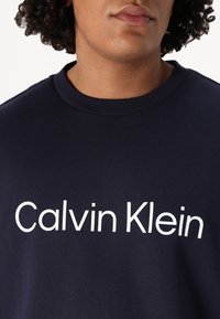 Calvin Klein HERO LOGO COMFORT - Mikina - night sky