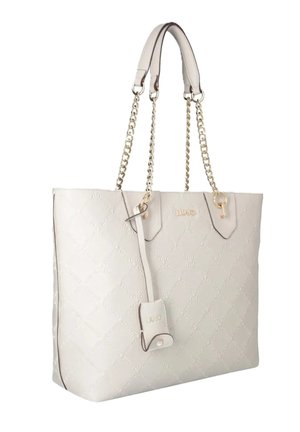 Borsa tote in pelle bianca trapuntata con manici a catena dorata, ciondolo con marchio e delicato motivo logo in rilievo.