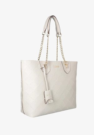 Borsa tote in pelle bianca trapuntata con manici a catena dorata, ciondolo con marchio e delicato motivo logo in rilievo.