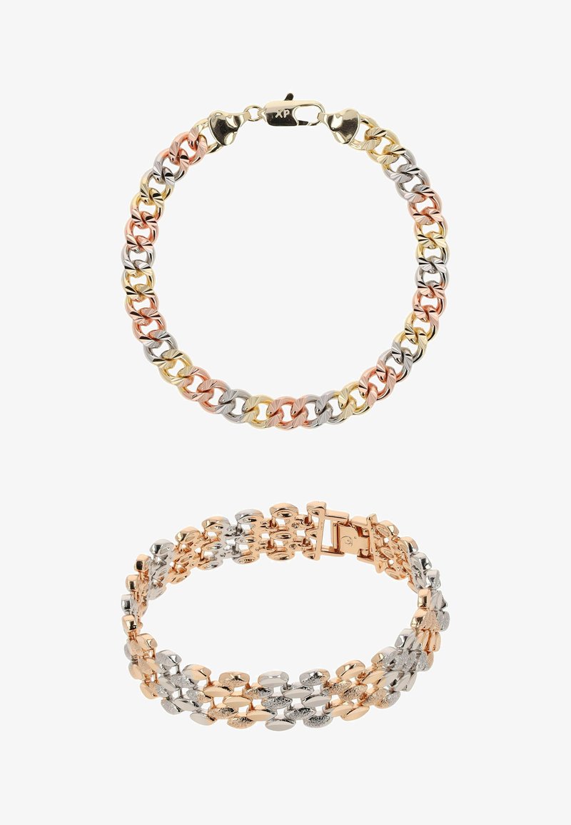 Twee metalen armbanden, één cirkelvormige ketting met drie kleuren en een haaksluiting, één ovaalvormige schakelstukken met tweekleurig patroon en een toggle-sluiting, beide gepolijst en reflecterend.
