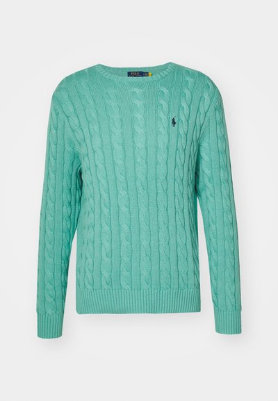 Müntz roheline kootud sveter, millel on kaablitootmise disain, ümar kaelus ning ribakujulised varrukad ja alumine äär. Rinna peal väike logo aksent.