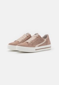 Sneakers in suede rosa con suola in gomma bianca, caratterizzati da punta tonda, accenti a contrasto e lacci in cotone. Piccole perforazioni sui lati.