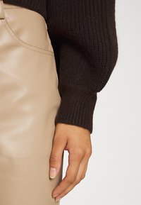 Monki Strickpullover - brown