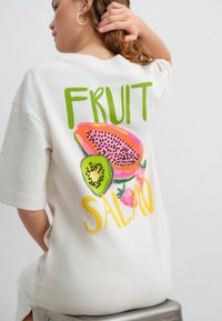 Next REGULAR FIT - SHORT SLEEVE CREW NECK BACK GRAPHIC MIDI - Haljina od žerseja - off white cream fruit graphic