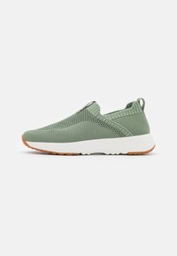 Scarpa da ginnastica slip-on in rete verde chiaro con tallone rigato e intersuola bianca; presenta una suola in gomma testurizzata per una buona aderenza.