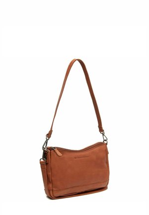 Bruine leren schoudertas met een gebogen ontwerp, ritssluiting en verstelbare schouderband. Voorzien van subtiele stiksels en een minimalistisch logo.