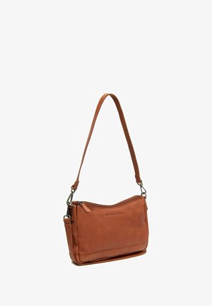 Bruine leren schoudertas met een gebogen ontwerp, ritssluiting en verstelbare schouderband. Voorzien van subtiele stiksels en een minimalistisch logo.