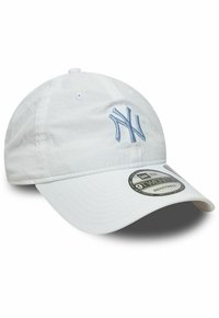 Weißes Baseballcap mit hellblauem gesticktem Logo, gebogenem Schirm, verstellbarem Riemen und strukturiertem Stoff mit genähten Details.