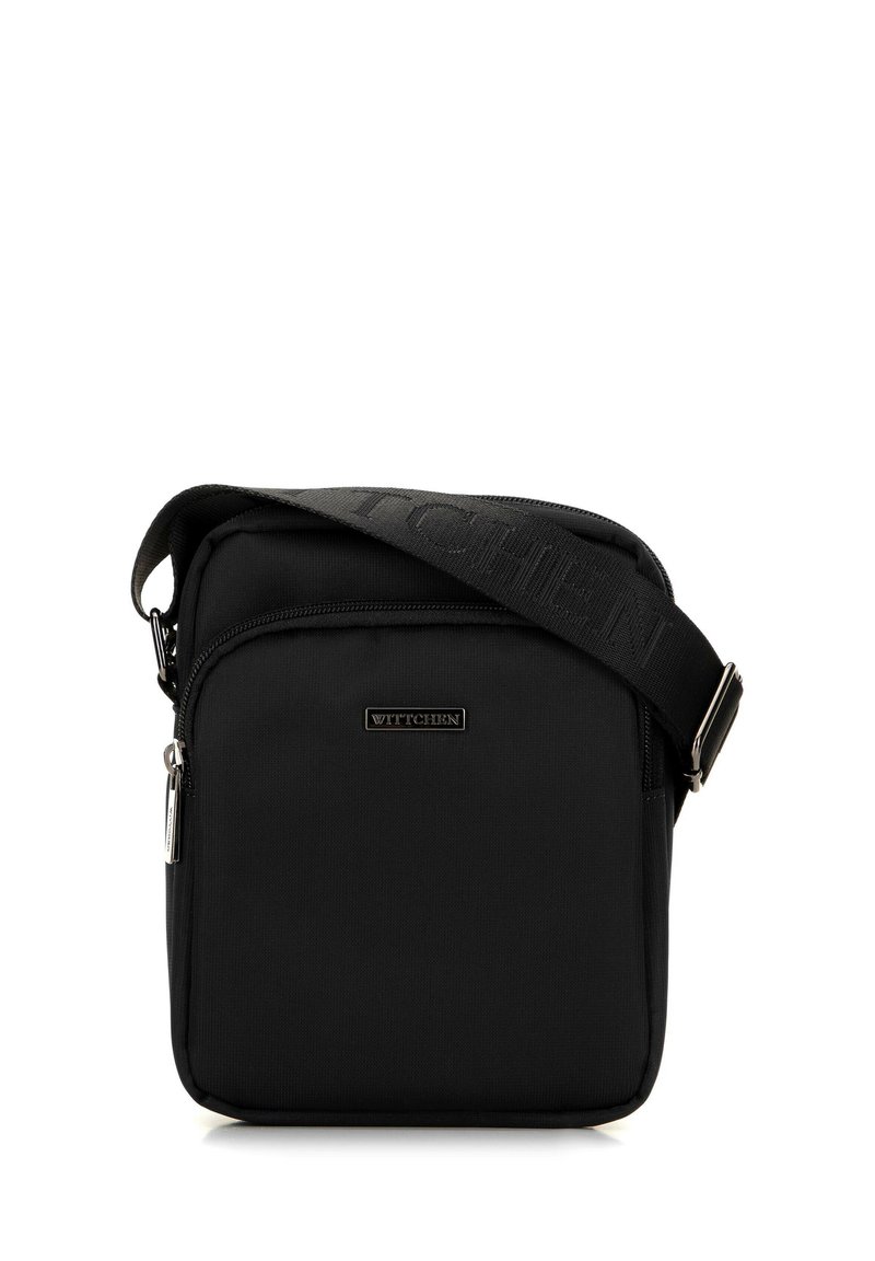 Borsa a spalla nera realizzata in tessuto testurizzato, con chiusura a zip, tracolla regolabile e dettaglio del logo sul fronte. Design compatto.