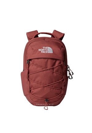 Mochila pequeña roja North Face Borealis Mini con cuerdas elásticas en el frente, bolsillos laterales, correas acolchadas y asa superior.
