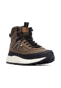 Bota exterior marrón con parte superior texturizada, suela de goma negra con manchas blancas, ojales de metal y cordones trenzados para un ajuste seguro.