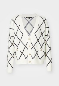 Cárdigan blanco con patrón de diamantes azul marino, acentos de botones dorados, escote en V profundo y dos bolsillos frontales. Textura suave con puños y dobladillo acanalados.