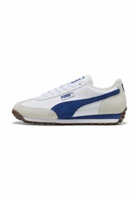 Baskets Puma Easy Rider avec une tige en cuir blanc, des accents en suede marine, une semelle en caoutchouc marron et un design à bout rond. Comprend des lacets et un logo.
