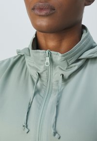 Girlfriend Collective HUMMINGBIRD HALF ZIP - Vjetrovka - chinoiserie