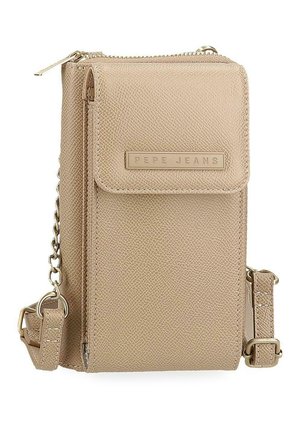 Bolso bandolera beige texturizado con bolsillo frontal con solapa, cierre superior con cremallera, detalle de cadena en la correa y placa con el logo "Pepe Jeans".