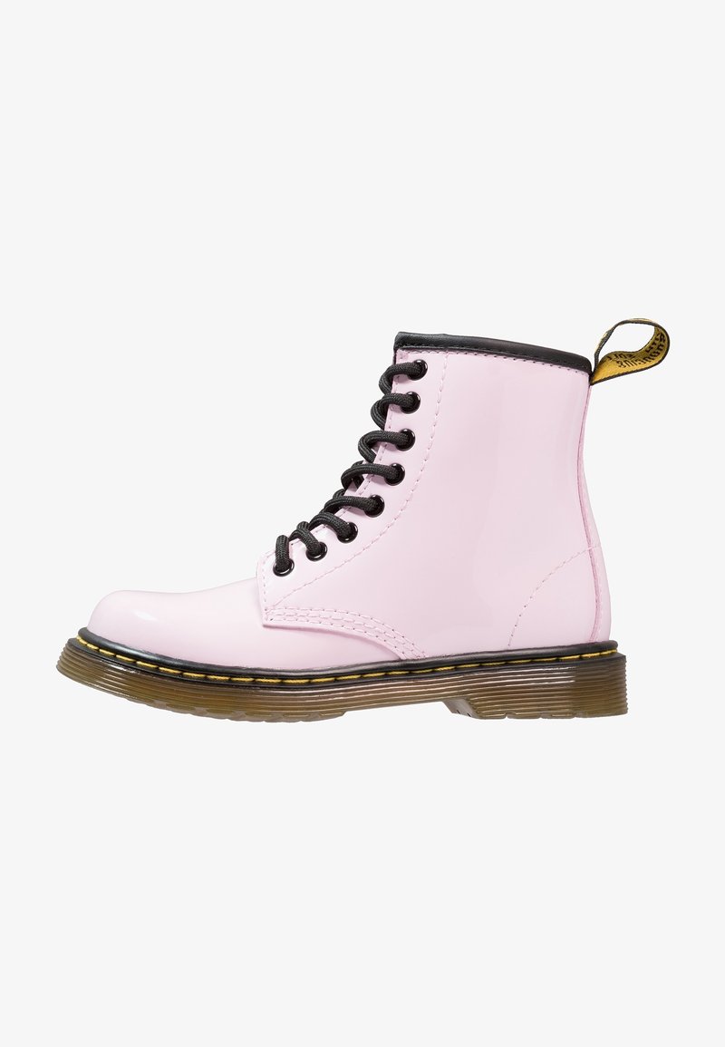 Rosa Lackleder-Ankle-Boots mit schwarzen Schnürsenkeln, schwarzem Kragen und gelbem Zugtab. Merkmale eine dicke, strukturierte Sohle mit einem sichtbaren Nähdetail.