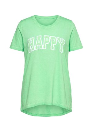 Lichtgroen T-shirt met korte mouwen, een afgeronde halslijn en het woord "HAPPY" in grote witomrande letters over de borst.