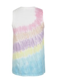 Ärmlös tie-dye topp med en gradient av pastellfärger: rosa, lila, gult och blått på en vit botten. Tillverkad av bomull med en avslappnad passform.