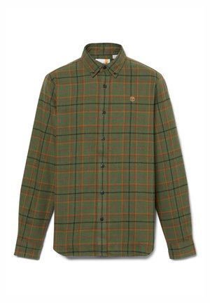 Camisa de franela verde con un patrón a cuadros en marrón y negro. Cuenta con un cierre frontal de botones y un pequeño logo en el bolsillo del pecho.