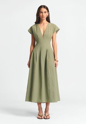 Olive roheline, maxi kleit sügava V-dekolteega, lühikeste varrukatega ja volangidega seelikuosa. Valmistatud pehmest kangast, millel on sile tekstuur.