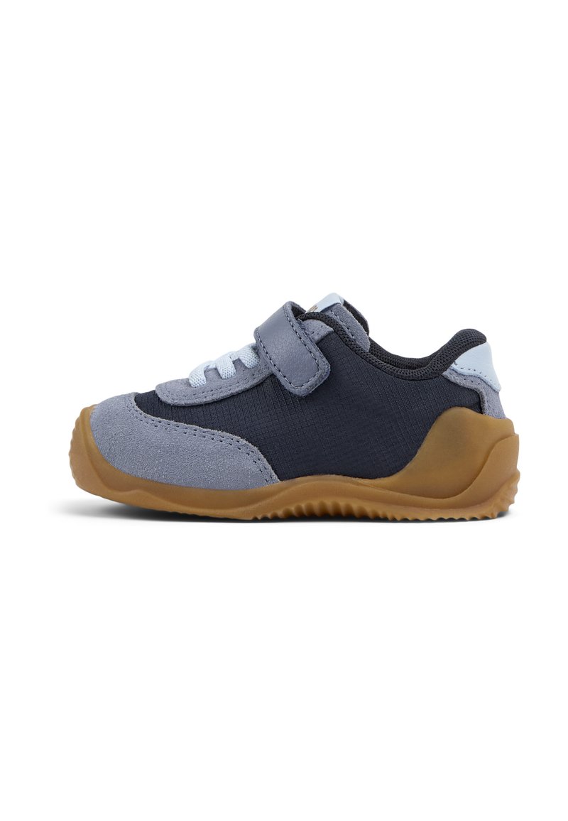 Scarpine per bambini con tomaia in tessuto blu e grigio, cinturino in Velcro e suola in gomma con grip testurizzato. Punta arrotondata con dettagli cuciti.