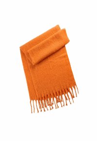 Écharpe douce en laine orange soigneusement pliée avec des extrémités à franges sur un fond blanc.