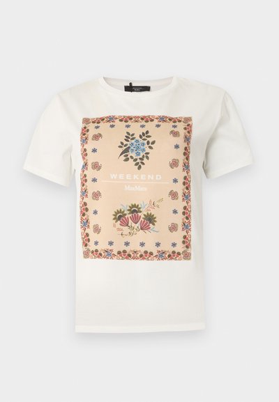 Λευκό κοντομάνικο μπλουζάκι με μπεζ φλοράλ πάνελ που περιλαμβάνει μπλε και ροζ λουλούδια και κείμενο "WEEKEND Max Mara" στο κέντρο μπροστά.