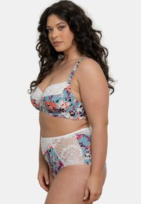 Ensemble de soutien-gorge à motif floral et culotte taille haute en bleu clair, avec des accents en dentelle et des motifs floraux multicolores sur un tissu lisse.