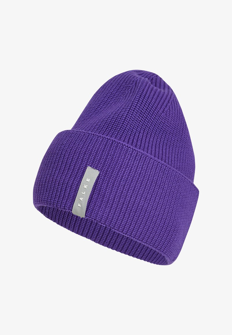 Bonnet en tricot violet avec un revers plié, comportant une étiquette grise cousue avec le texte "FALKE". La texture est côtelée pour plus de chaleur et d'élasticité.