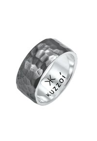 Anello in argento con una superficie lavorata a martello, fascia larga e superficie interna lucida con il logo 'Kuzoi' all'interno.