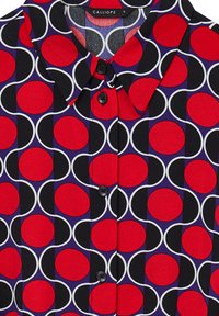 Camicia a righe rosse e nere con collo. Presenta grandi cerchi rossi, bianchi e grigi su uno sfondo blu scuro. Chiusura con bottoni.