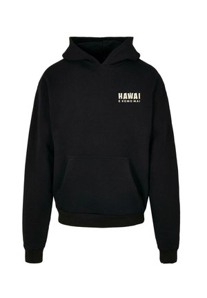 Sort hættetrøje lavet af blødt stof, med en kængurulomme og et hvidt tekstgrafik på fronten til venstre, der står "HAWAI E KOMO MAI."