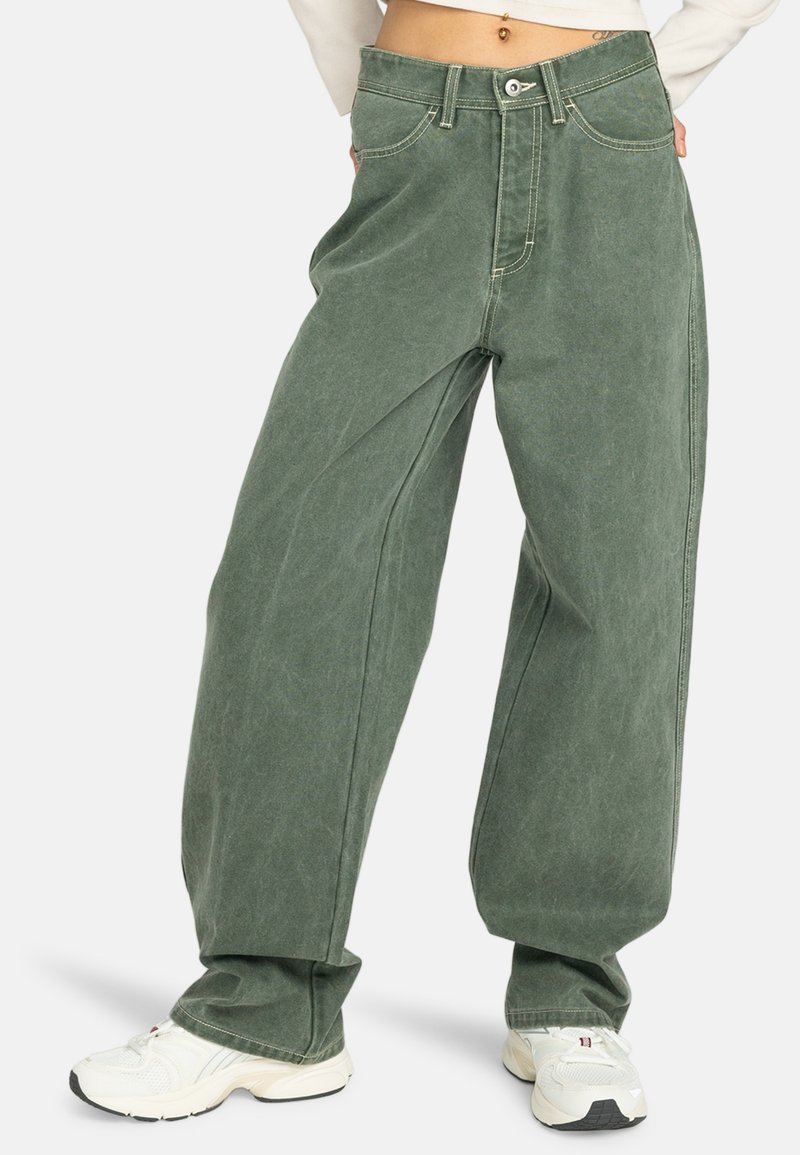 Jean large vert en denim, avec une taille haute, des coutures visibles et des poches avant. Texture lisse avec une coupe décontractée.