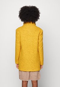 ONLY Petite Kort kappa / rock - yellow