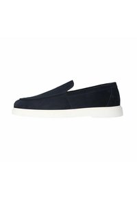 Mocassin en suede bleu marine avec semelle en caoutchouc blanc, petit talon et détails de coutures minimalistes, présenté en profil latéral sur fond blanc.