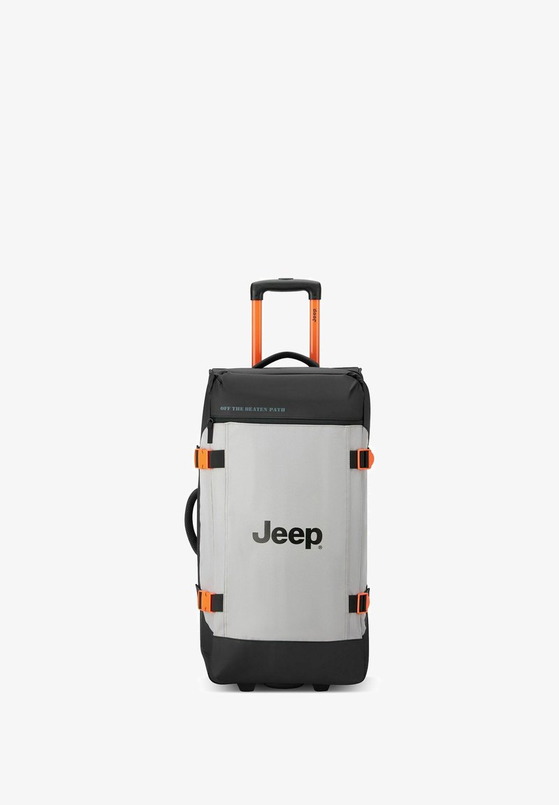 Grijze rolreistas met zwarte basis, oranje accenten, verstelbare straps en een in te trekken handvat. Logo prominent op de voorkant weergegeven.