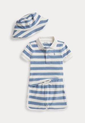 Csíkos kék-fehér pamut kétdarabos szett galléros pólóinggel és rövidnadrággal, egy hozzáillő bucket kalappal párosítva.