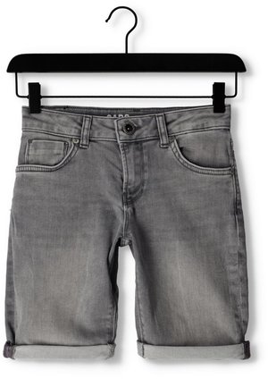 Pantalones cortos de mezclilla gris con puños doblados colgados en una percha negra, con botón delantero, cremallera, trabillas para cinturón y bolsillos.